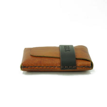 Cargar imagen en el visor de la galería, Billetera de cuero Z3 color Café Curry Moro
