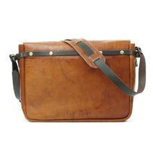 Cargar imagen en el visor de la galería, Maletín de cuero Messenger II 13 pulgadas color Curry correas Café Moro

