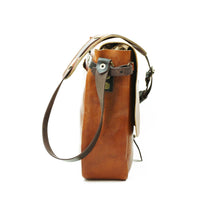 Cargar imagen en el visor de la galería, Maletín de cuero Messenger II 13 pulgadas color Curry correas Café Moro

