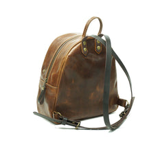 Cargar imagen en el visor de la galería, Mochila de Cuero Z5 - Café Texturado
