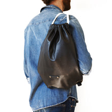 Cargar imagen en el visor de la galería, Mochila Saco de Cuero - Negro
