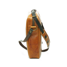 Cargar imagen en el visor de la galería, Bandolera de cuero Satchel Curry-Moro
