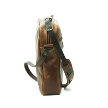 Cargar imagen en el visor de la galería, Bandolera de cuero Satchel Café Texturado
